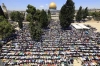 عشرات الآلاف يؤدون صلاة الجمعة في "المسجد الأقصى" والعدو يعتقل ثلاثة فلسطينيين